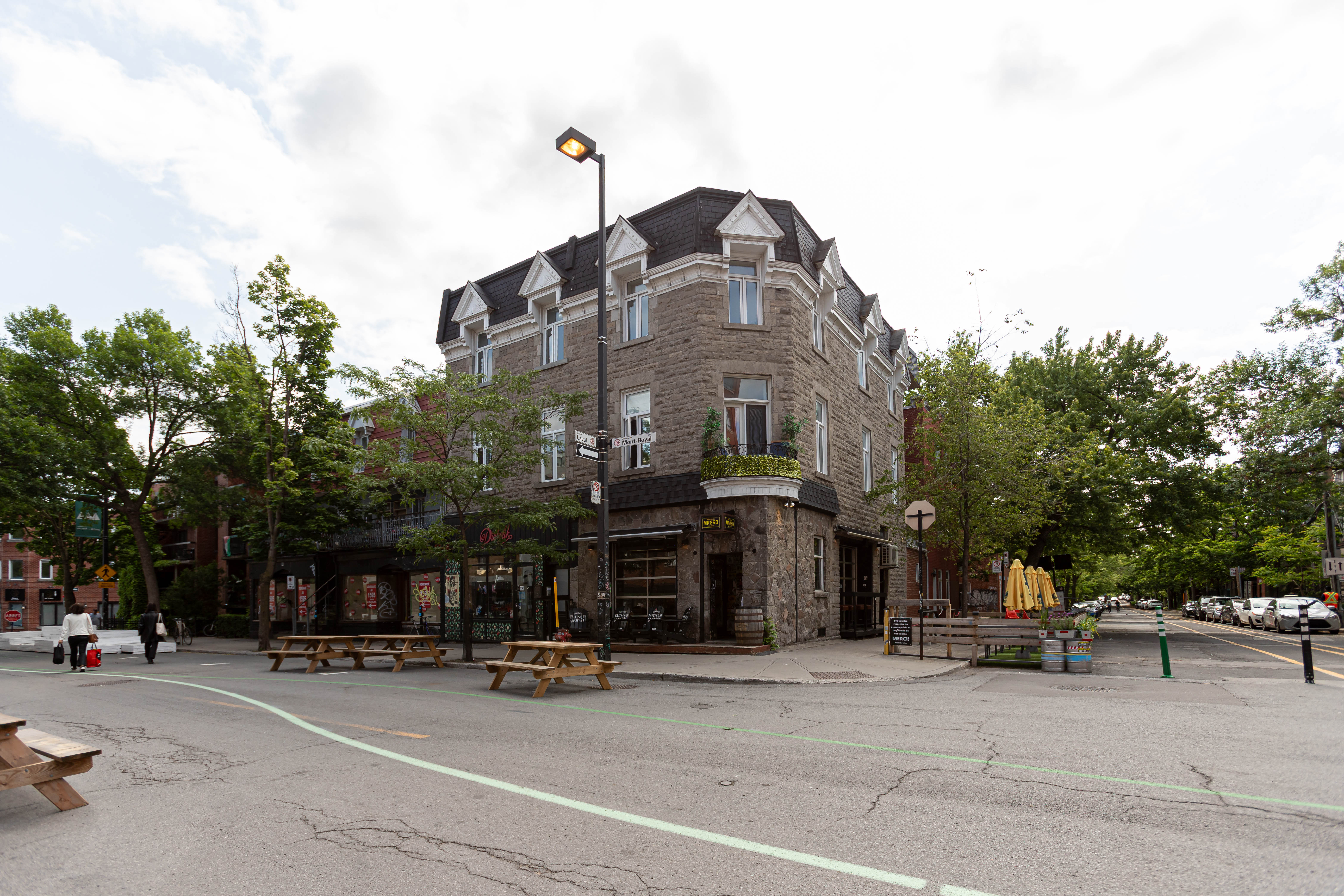 Commercial building in the heart of the Plateau